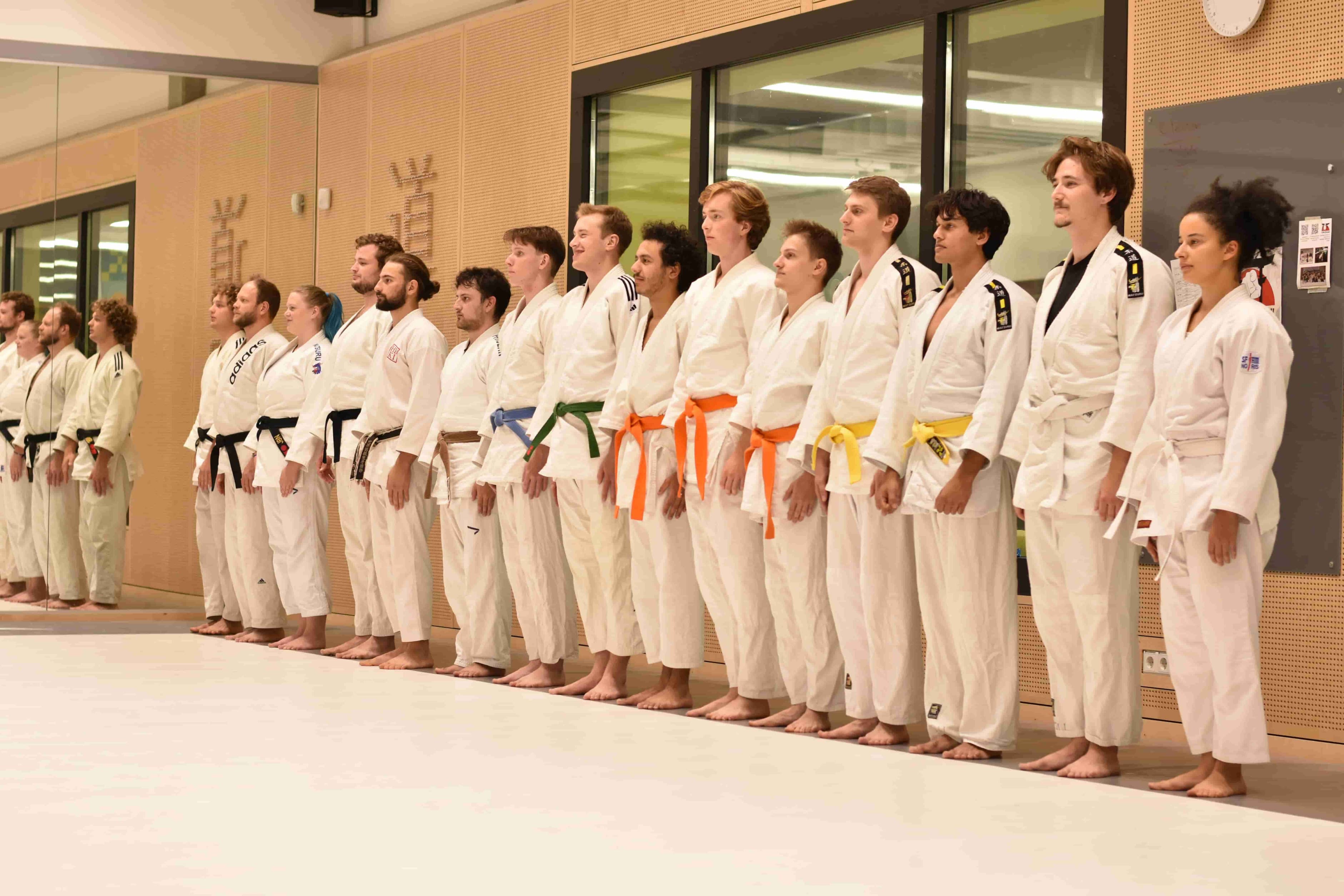 Lineup of Yoroshi members